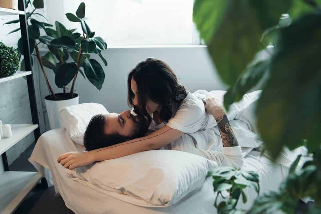How to satisfy a man in bed