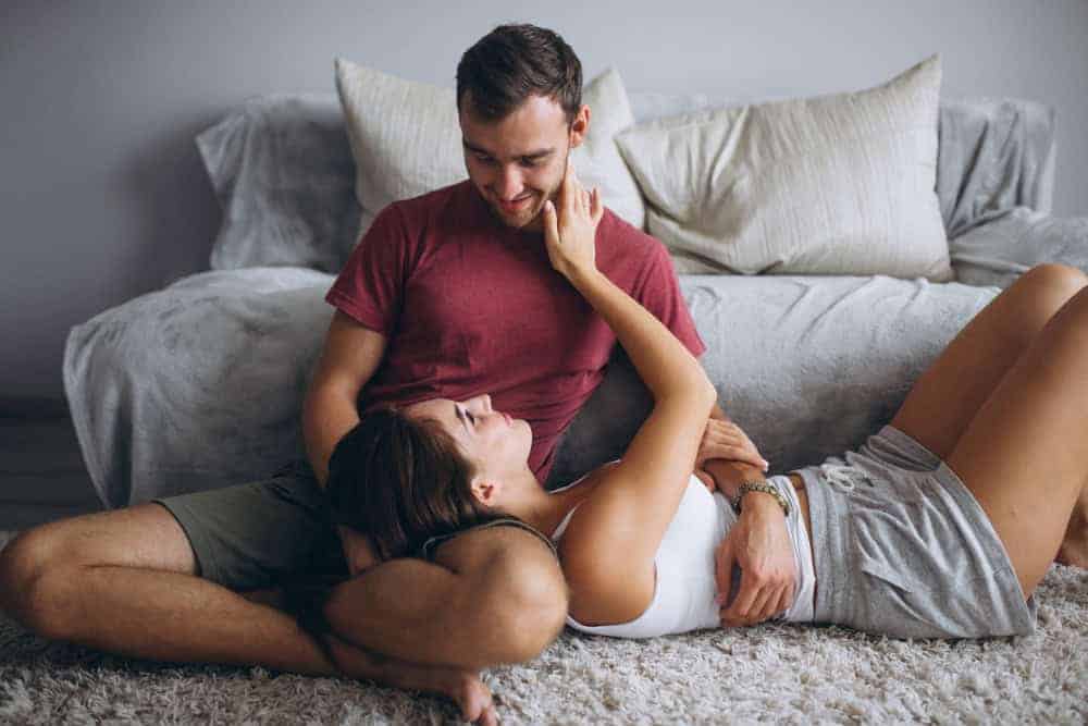 signs a woman is horny