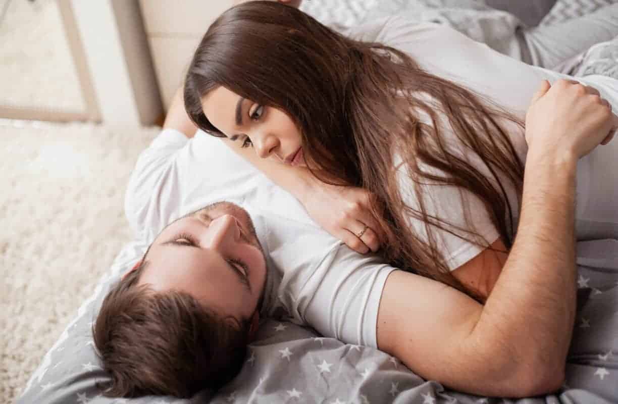 signs a woman is horny